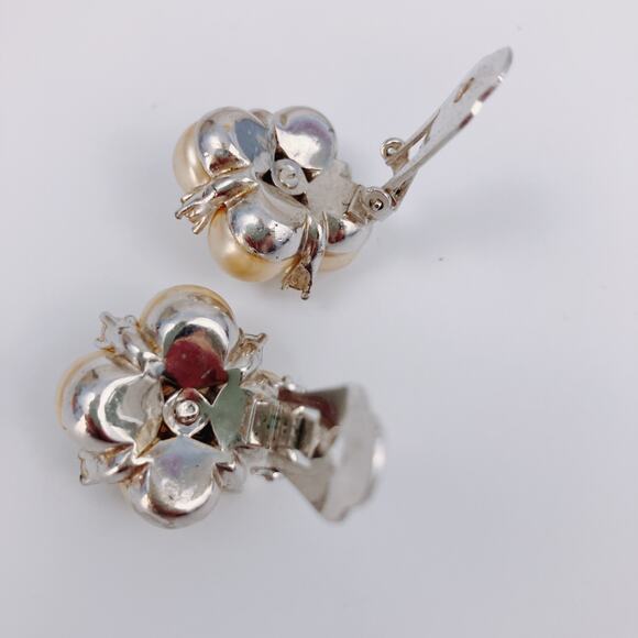 Vintage Signed Marvella Creamy Faux Pearl 50s Mid Century Cluster Clip Earrings - Picture 6 of 7